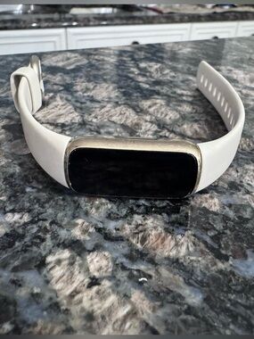 Fitbit Luxe Fitness & Wellness Tracker